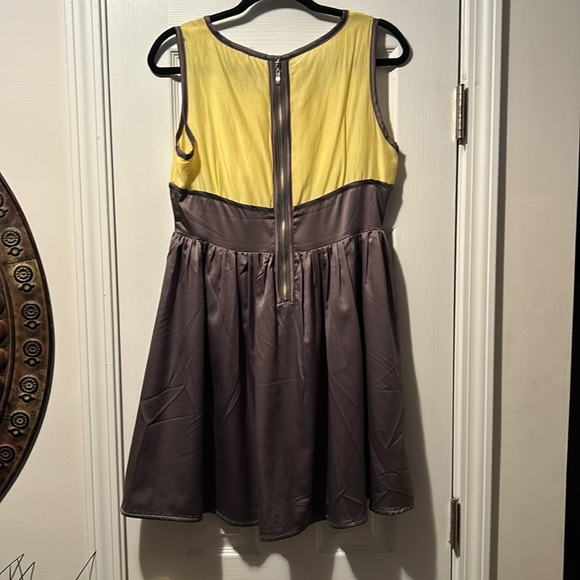 👗Ryu Silk Yellow and Gray Sleeveless Midi Dress - Picture 7 of 16